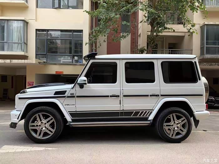 全新奔驰巴博斯g65强大的前脸看起来有很高的立体感