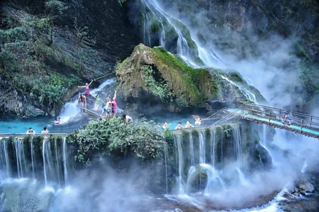 坐落于四川凉山西昌的螺炳山九十九里瀑布温泉