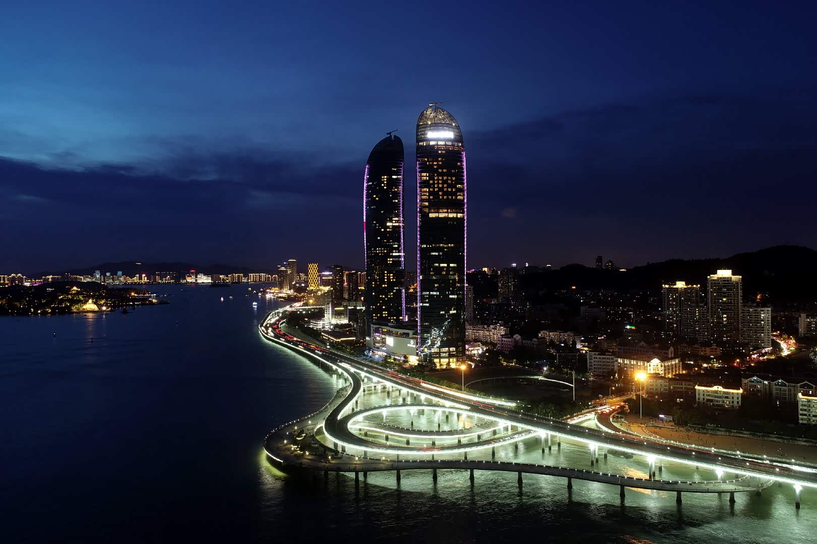 厦门的夜景是繁华中带着宁静