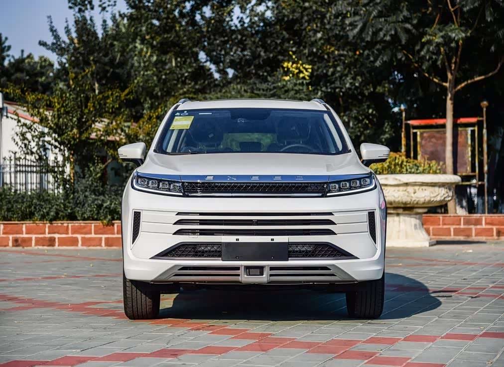 星途lx的外观一直以个性著称.尤其是它路虎风的中网