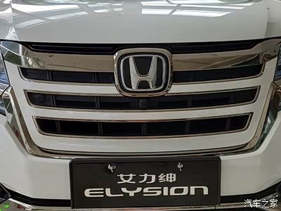 一条粗壮的银色镀铬横穿中网而过,下侧也有v字形镀铬装饰,整个前脸