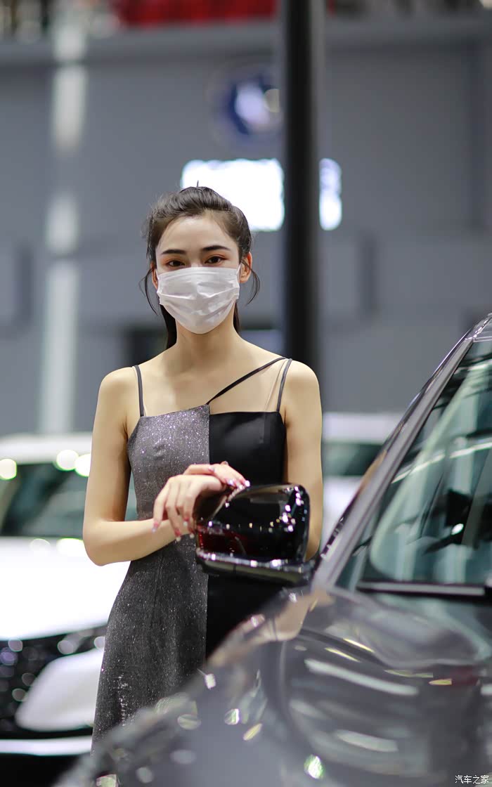 犹抱琵琶半遮面,深圳车展上戴上口罩的美女更美