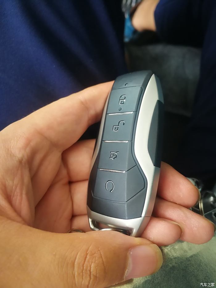 全新设计车钥匙,手感很棒,拿在手里很有分量,银色是金属材质