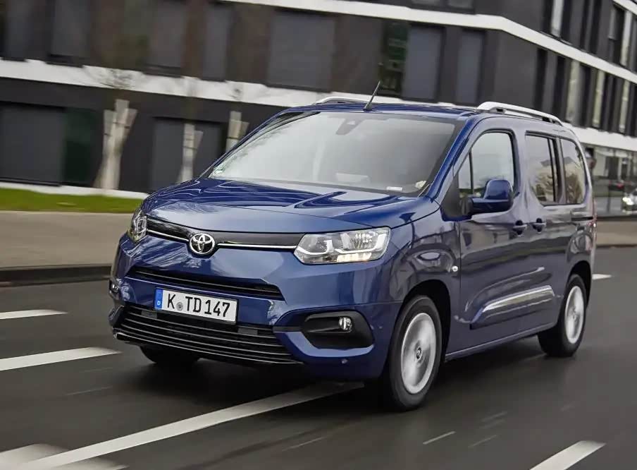 丰田proace city侧面的线条非常的流畅!