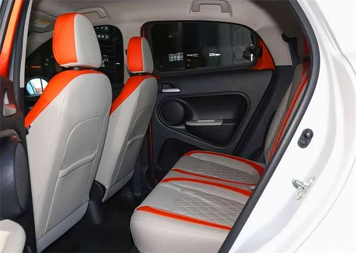 从后排空间来看,欧拉r1在腿部空间方面有明显优势