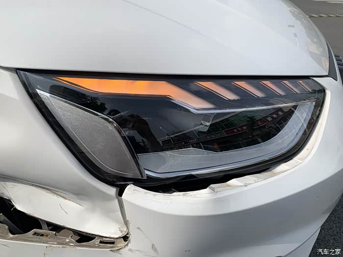 2020款奥迪a4动感豪华右前大灯卖的掉吗裂个小口子可以修补