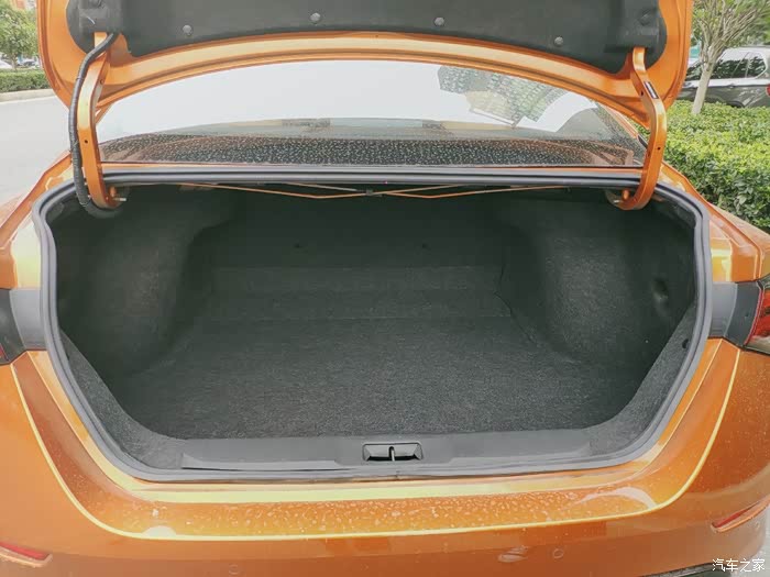 后备箱也挺大的,自己家用绝对够了.