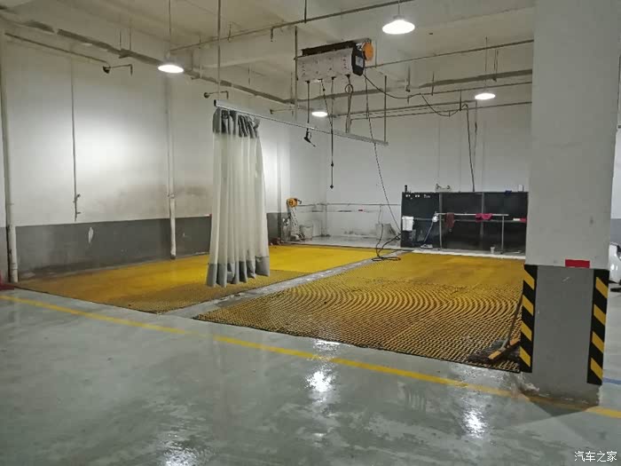 这是洗车工位位置挺大的,而且纯手工洗车
