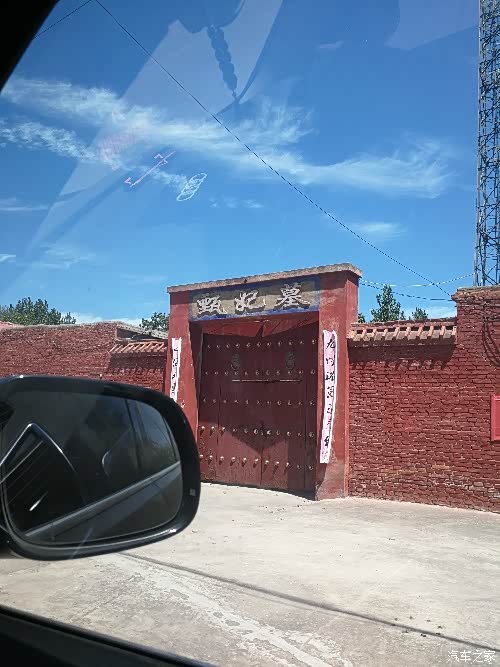 甄妃墓,门紧锁,会不会白来了腻,心里有点小失落.