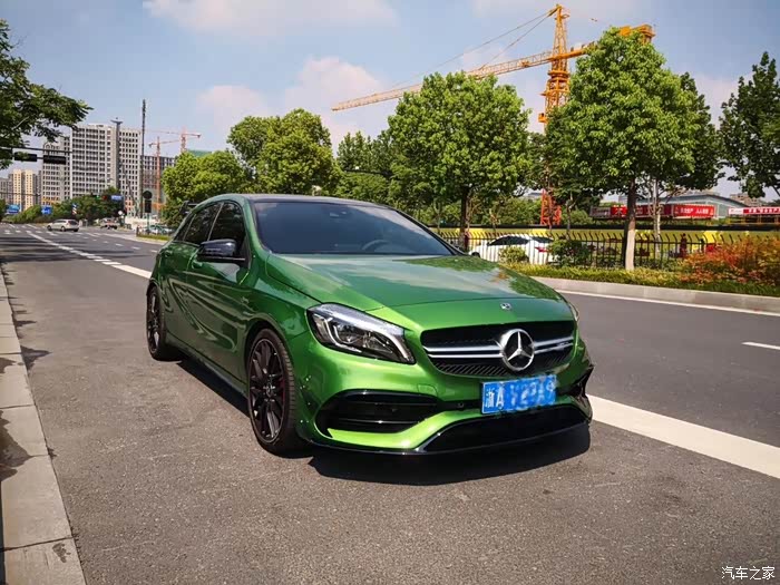 奔驰a45 amg 想象中就应该这个颜色-碧玺绿