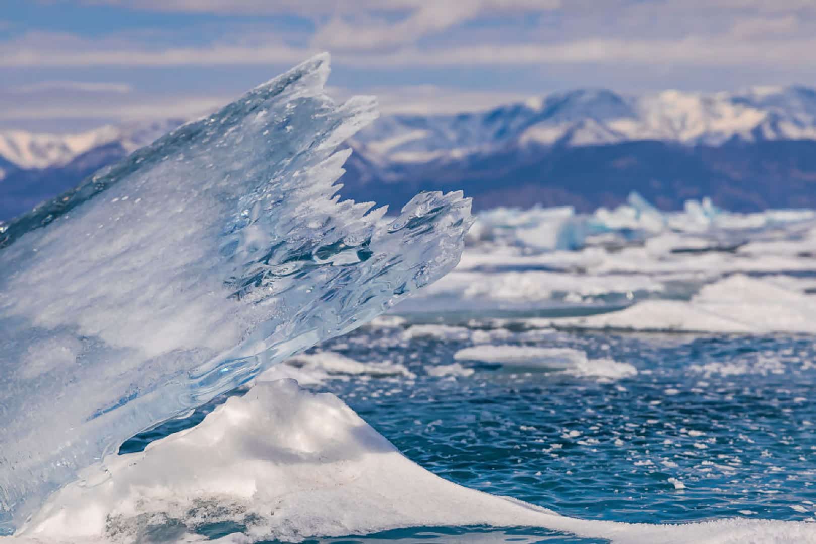 梦幻的贝加尔湖畔的冰浪.