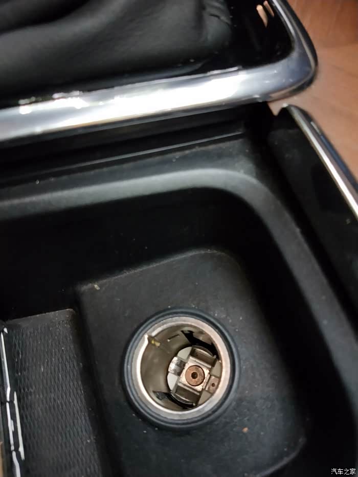 两边不是带爪子的,那就是12v的电源孔,只有带爪的可以插入点烟器头