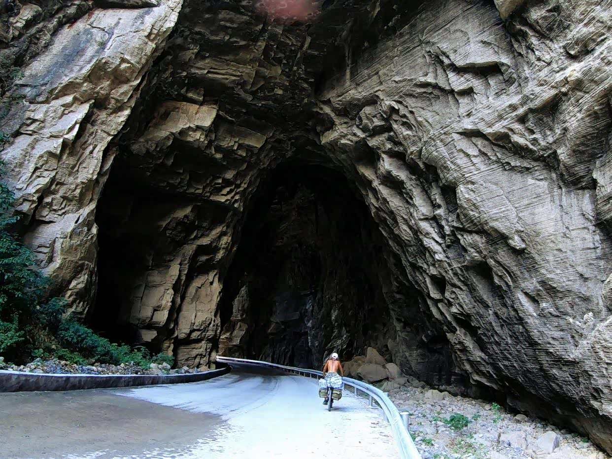 图 不期而遇了一个天然溶洞隧道,太美了!