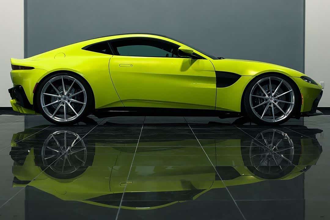 阿斯顿马丁 sports a shark