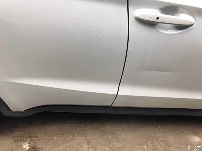 车门被凹进去几条划痕