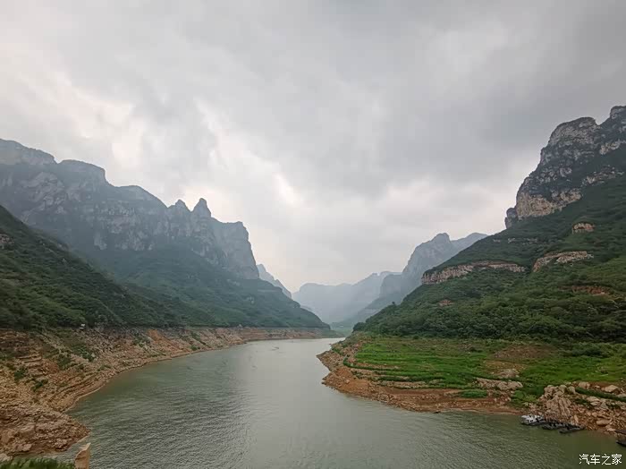 子房湖,又叫"平湖",因汉代张良张子房在此隐居而得名,是红石峡