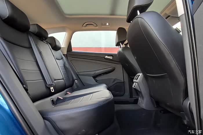 捷达vs7的后排还是很宽敞的,我1.