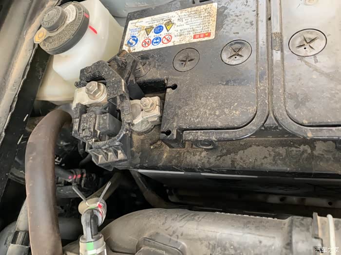 这就是传说中的丰田品控八代凯美瑞一年多的车电瓶有液体溢出