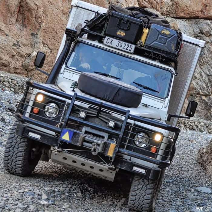 路虎卫士130房车改装版,出去环球旅行绝对可以融入自然环境中