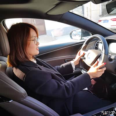 也是一位老司机,其实男人解放双手坐在副驾非常非常舒服.
