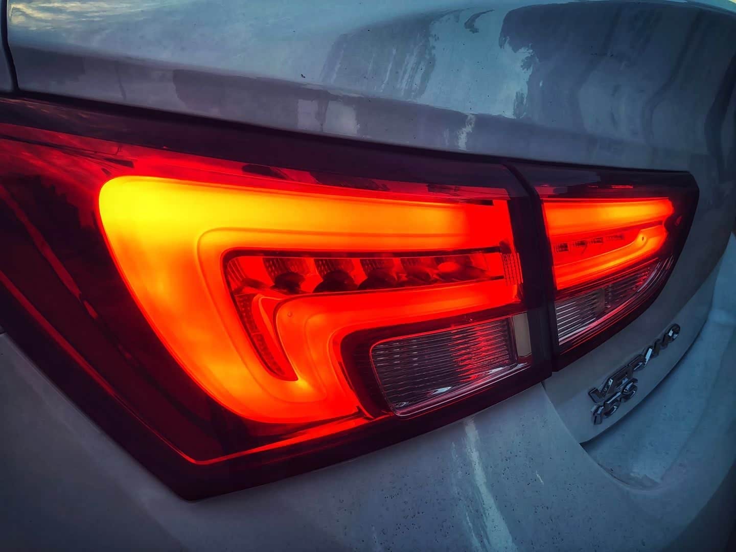 威朗的尾灯我最喜欢点亮看着比较犀利,辨识度高