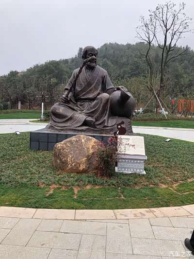 一走大门就可以看到这个悬壶济世壶翁的雕像,它的旁边还特意做了一个