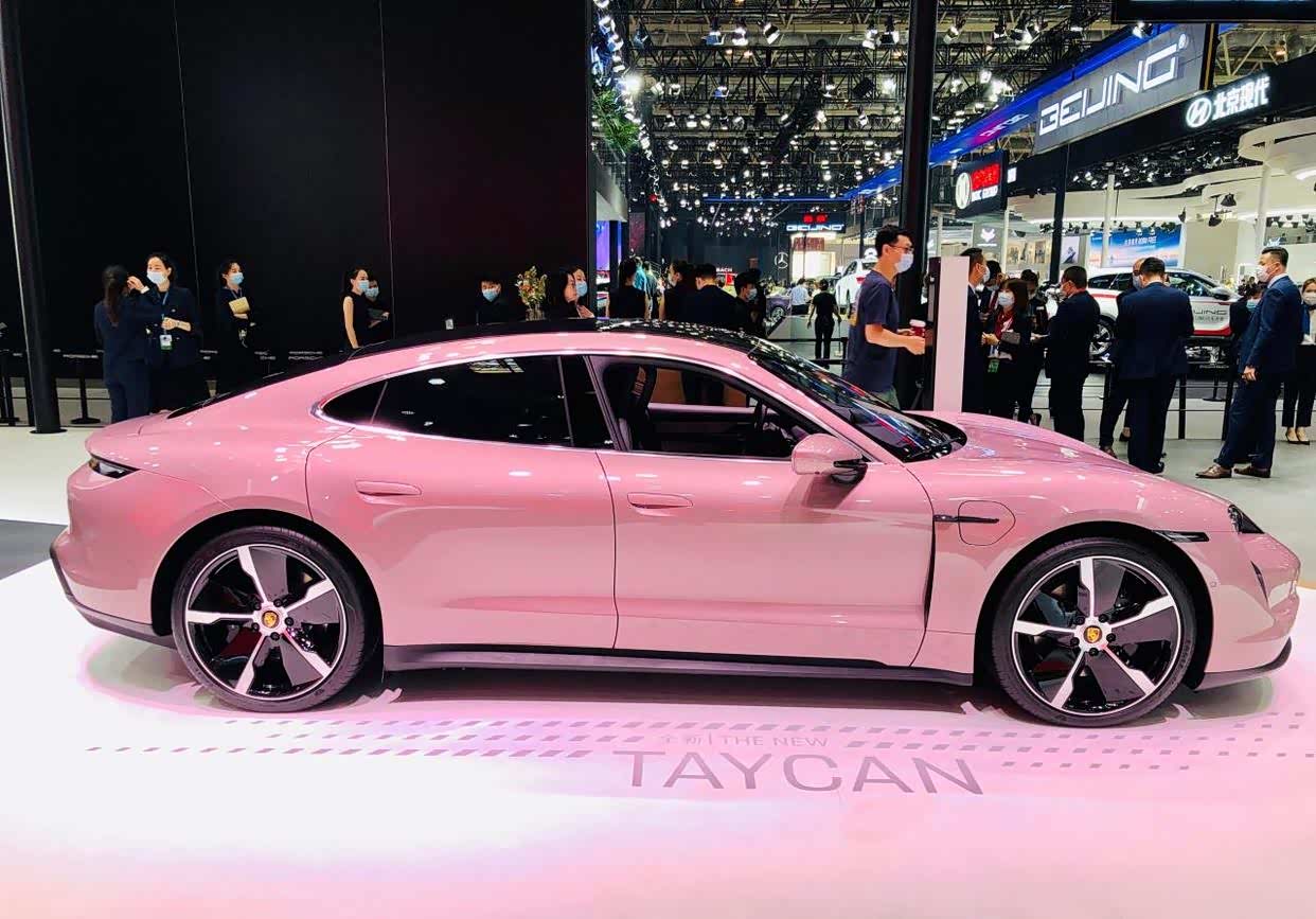 樱花粉紫保时捷taycan,男生一定要送给女朋友哦!