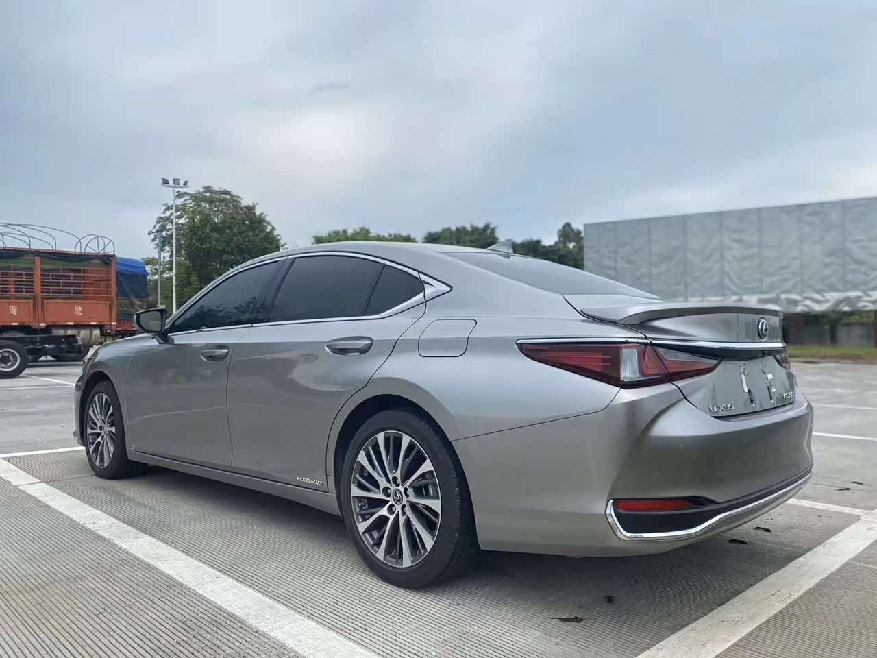 雷克萨斯es300h外观设计气势磅礴让你见了就会爱上它