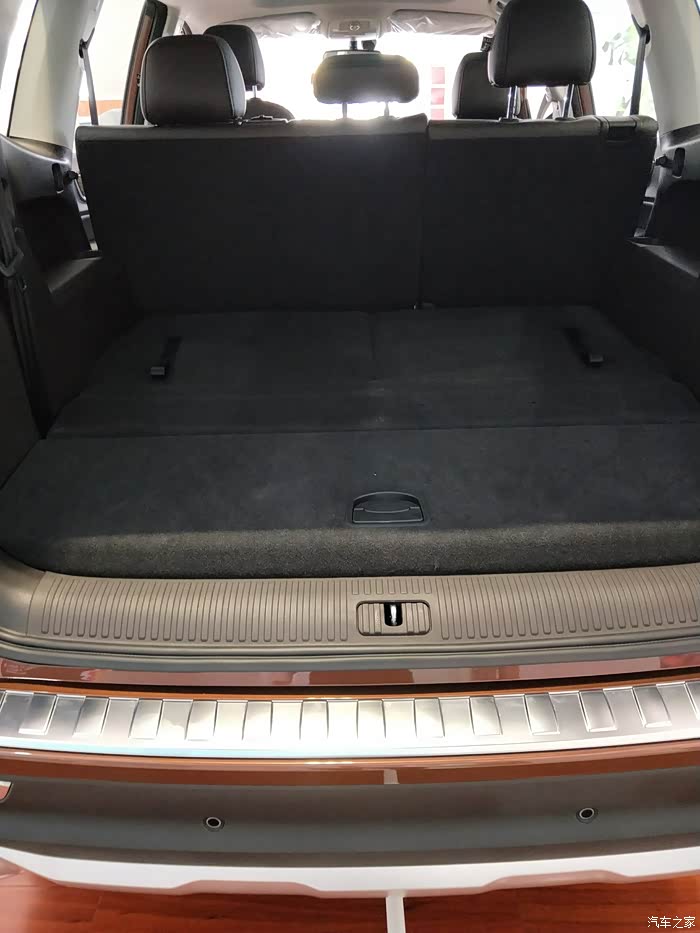 后备箱空间这样很大,过排放下就只能放包了,感觉行李箱放下