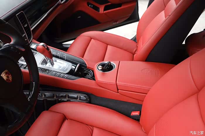 保时捷帕拉梅拉内饰改装作业酒红色内饰彰显运动基因