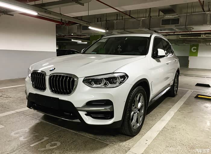 白色吧,白宝马才是精髓,配张我滴大白,不后悔