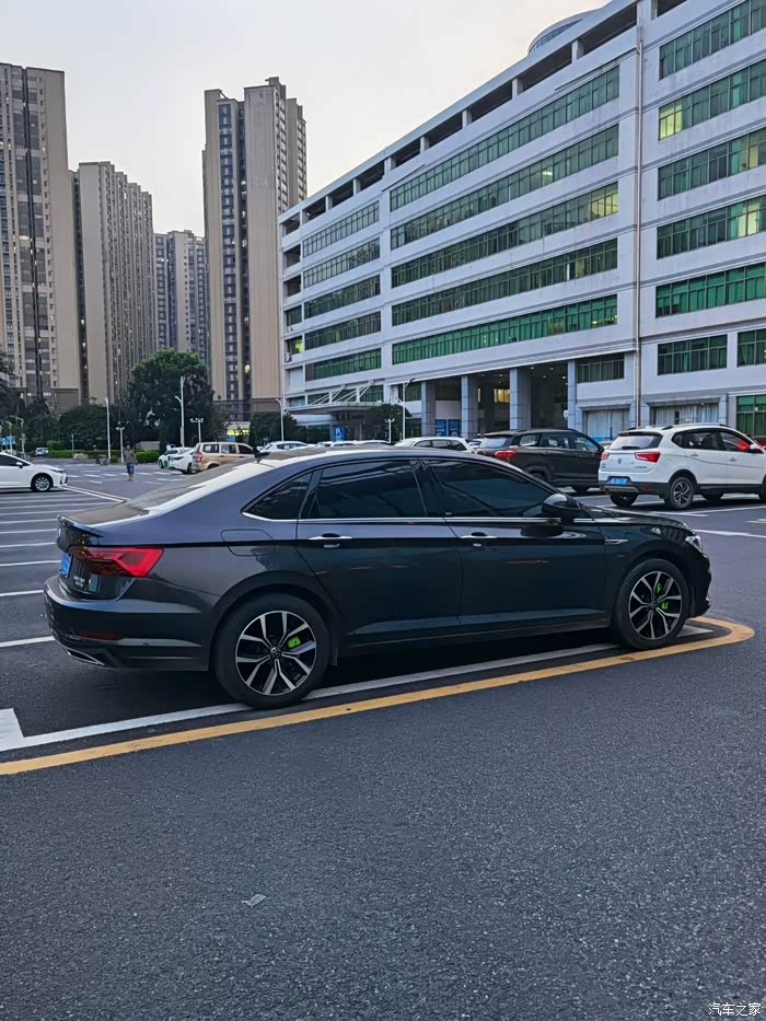 【图】22锰石黑速腾加装尾翼和卡钳罩_速腾论坛_汽车之家论坛