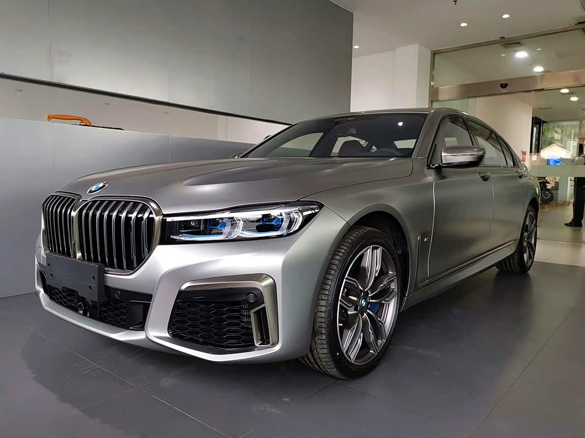 宝马m760li 这款磨砂车漆很漂亮啊!