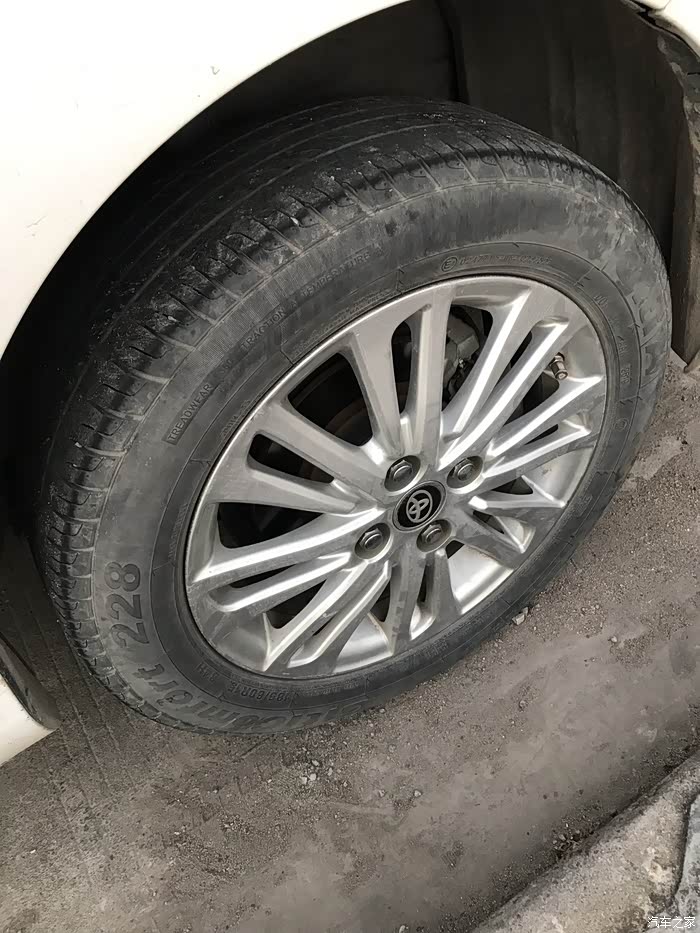 轮胎刚对调完,把两个后轮换上前轮,然后发现右前轮有黑边,左前轮没事