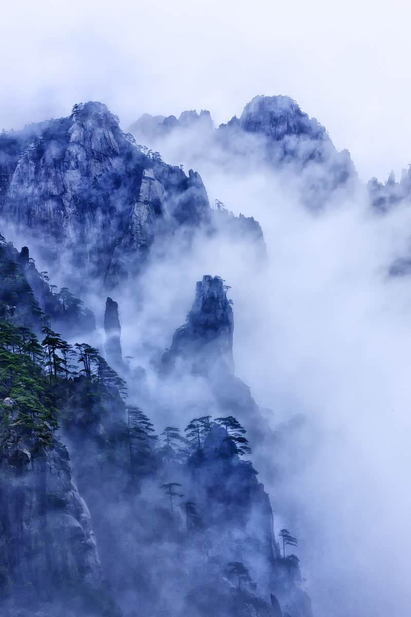 沧海月明珠有泪,蓝田日暖玉生烟.