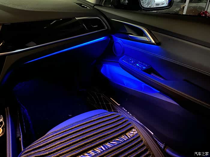 宝马1系三厢骚气氛围灯改装深圳