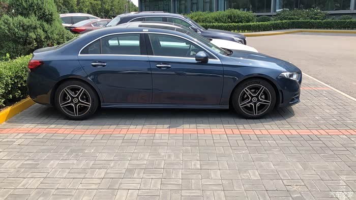 【图】偶遇新a180l,颜色不明请指教_奔驰a级论坛_汽车之家论坛