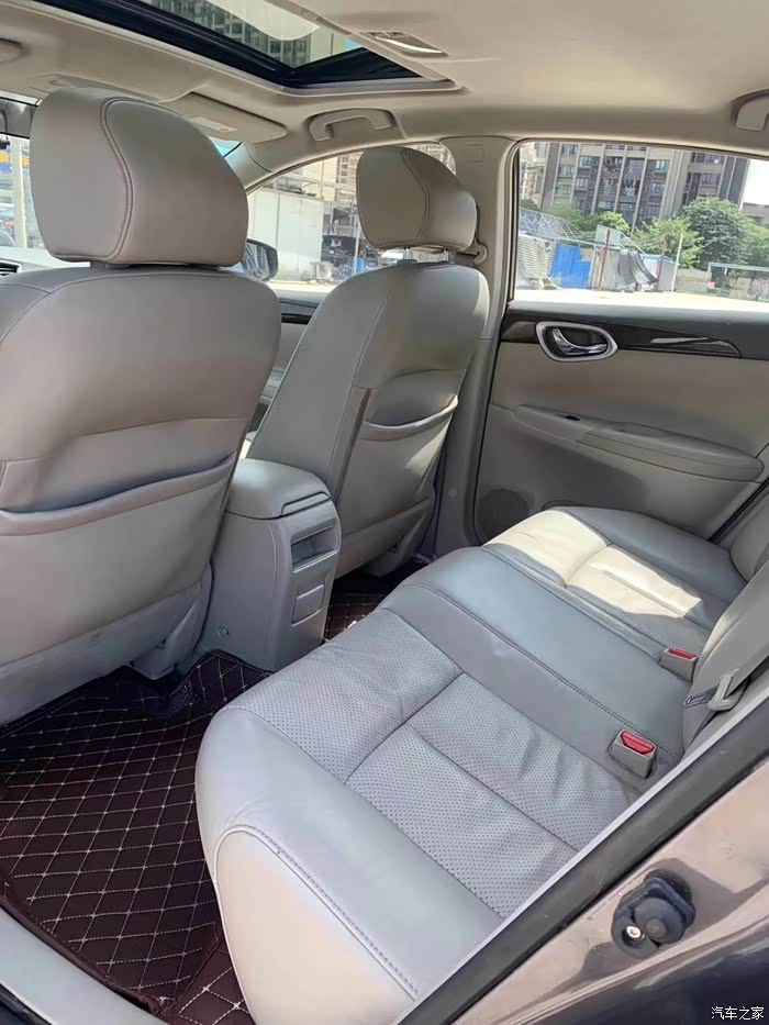 日产轩逸内饰精心设计又别致.