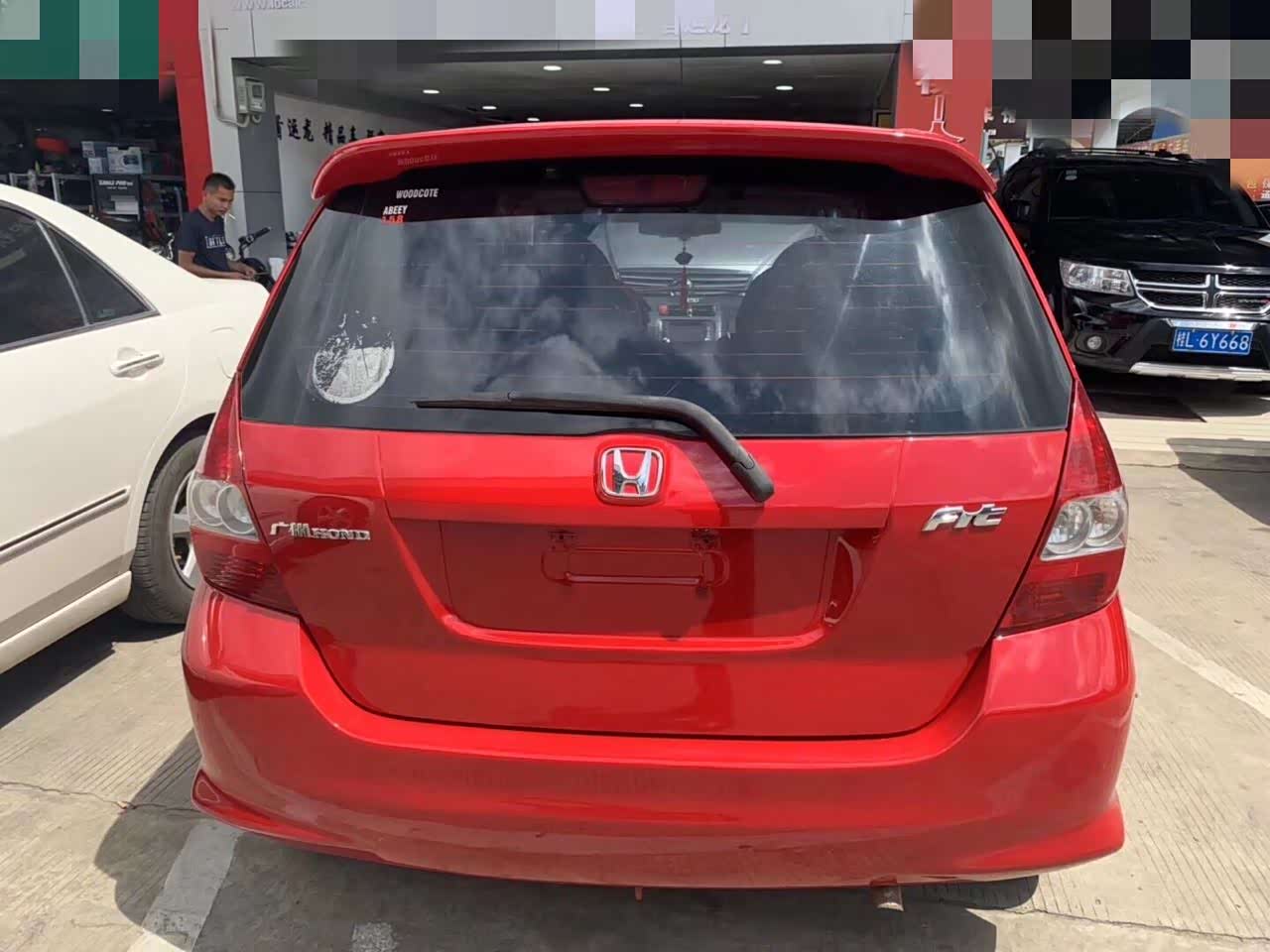 红色老款本田飞度依旧很帅气