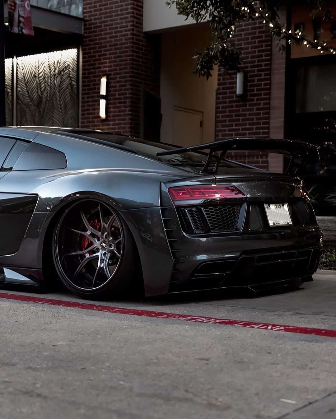 低趴改装之后的奥迪r8,更显运动气息