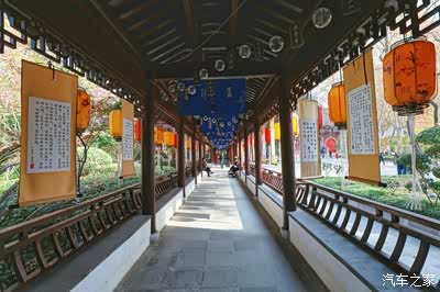 长廊,上面挂满了灯笼和书法,充满着古典意蕴,非常适合拍古风的照片