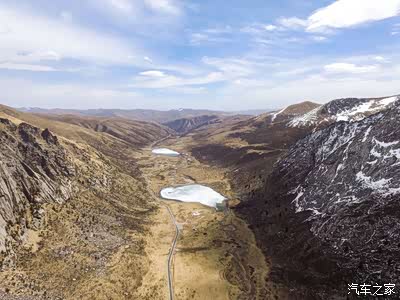 向下蚀和展宽形成的典型冰川谷,两侧一般有平坦的谷角,横剖面近似u型
