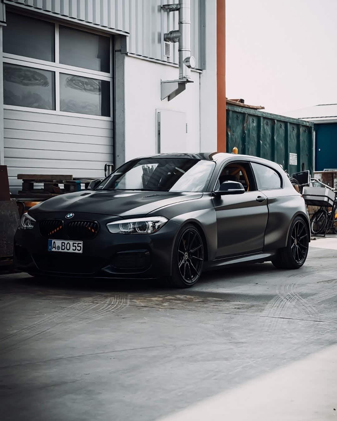 全黑车身改装的宝马一系更加动感十足