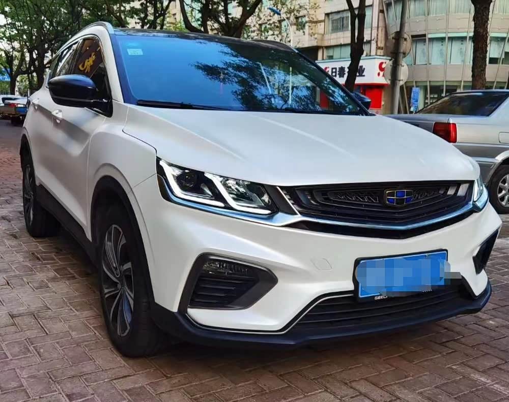 缤越彰显运动元素,车前盖隆起的4道凌厉线条,夸张的小尾翼等