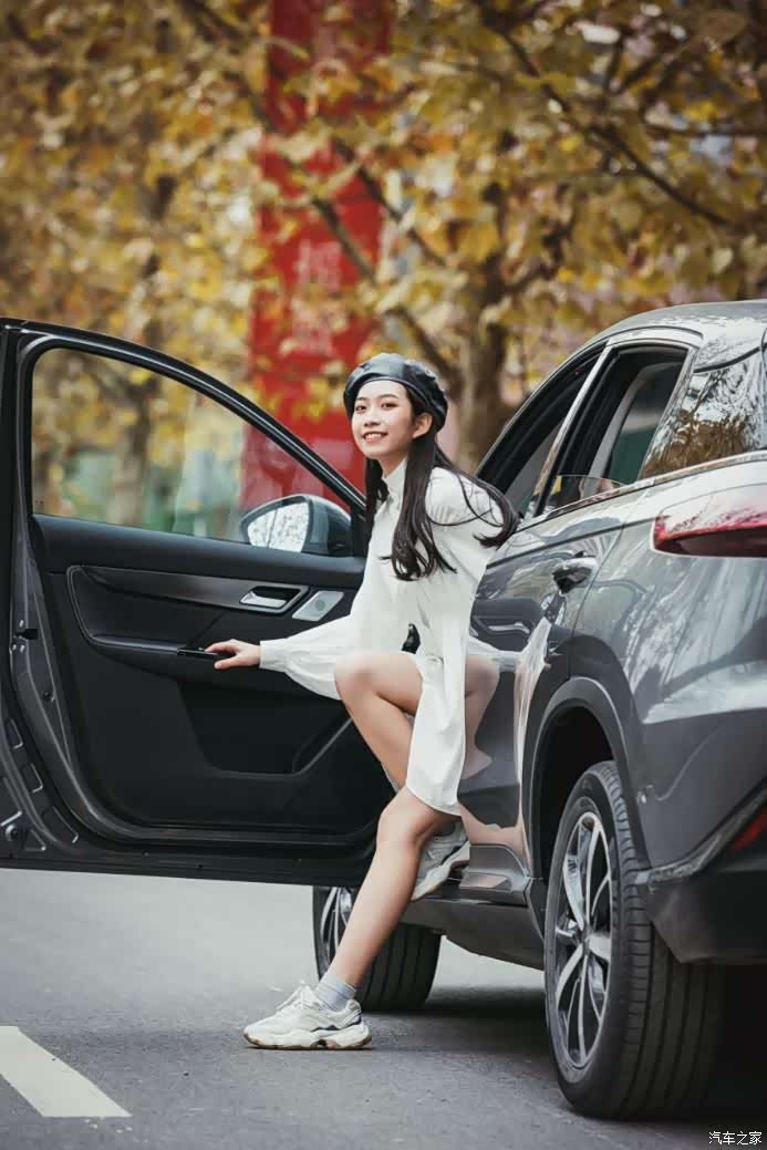 长腿媳妇玩写真人车合辑上演最美时尚show