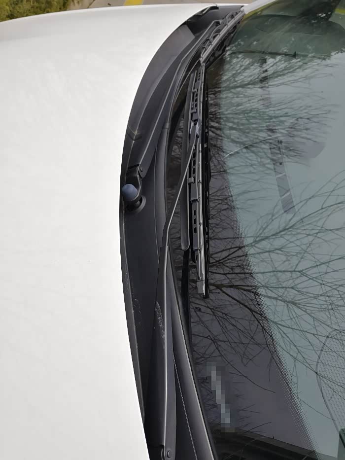 各位车友 你们的前挡导流槽是不是这样的呀?