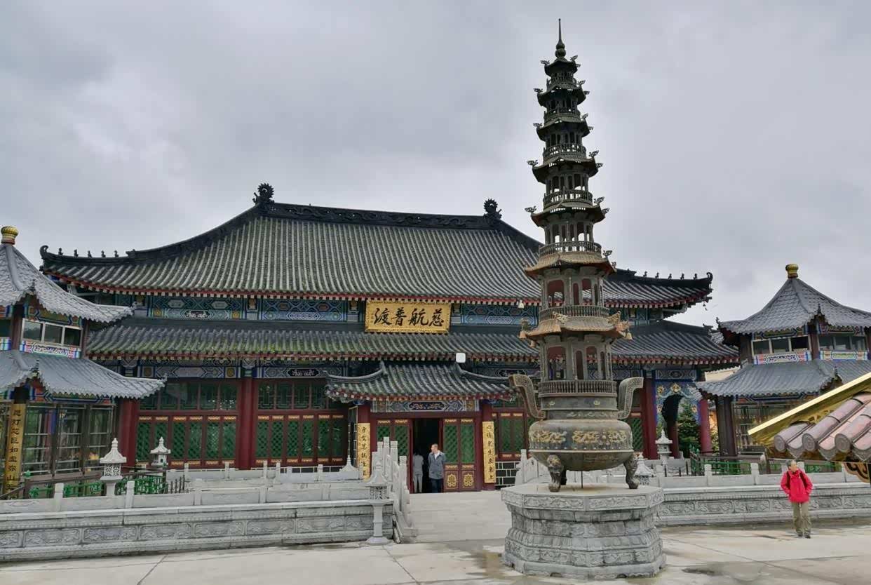 药泉山山上有个钟灵寺,寺院规模还不小,有时间还是值得去看看的