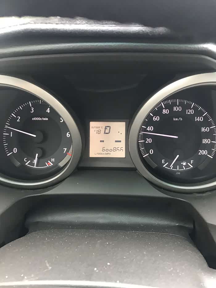 普拉多霸道仪表盘中间的液晶屏花屏有碰到这个情况的吗