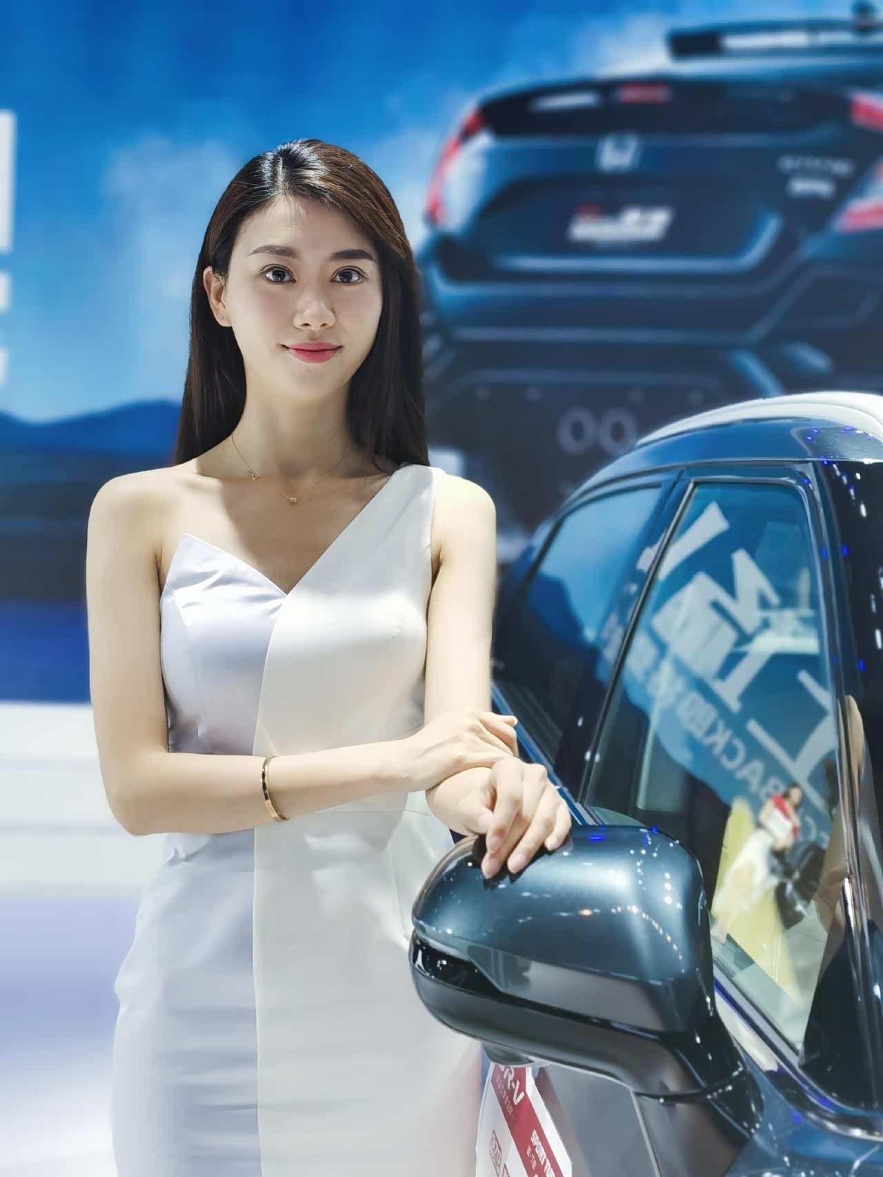 成都车展的车模小姐姐