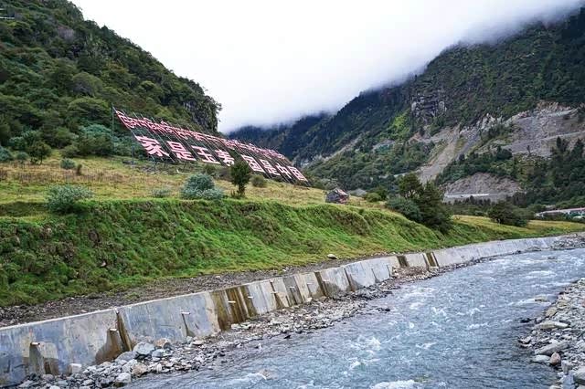 玉麦乡海拔3500米左右,处于一片丛林密布,瀑布纵横的峡谷底